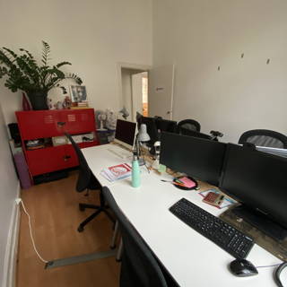Bureau privé 12 m² 4 postes Coworking Rue Judaïque Bordeaux 33000 - photo 3