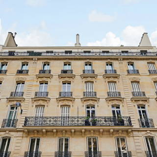 Bureau privé 16 m² 4 postes Location bureau Rue de Marignan Paris 75008 - photo 7