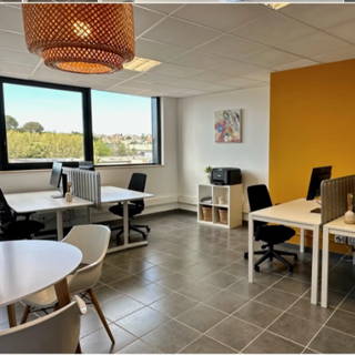 Bureau privé 33 m² 4 postes Coworking Avenue de l'Aube Rouge Castelnau-le-Lez 34170 - photo 1