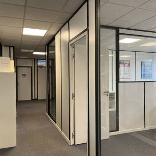 Bureau privé 10 m² 2 postes Location bureau Rue des Gaudines Saint-Germain-en-Laye 78100 - photo 3