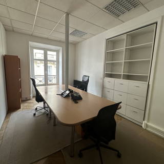 Bureau privé 20 m² 6 postes Coworking Rue des Saussaies Paris 75008 - photo 2