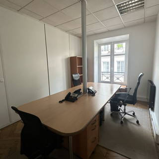 Bureau privé 20 m² 6 postes Location bureau Rue des Saussaies Paris 75008 - photo 1