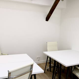 Bureau privé 20 m² 4 postes Coworking Rue Bichat Paris 75010 - photo 1