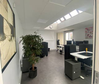 Bureau privé 30 m² 8 postes Coworking Boulevard Saint-Denis Courbevoie 92400 - photo 1