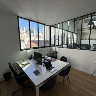 Bureau privé 18 m² 4 postes Location bureau Rue Notre Dame de Nazareth Paris 75003 - photo 4