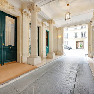 Bureau privé 16 m² 4 postes Location bureau Rue de Marignan Paris 75008 - photo 6