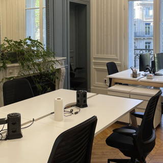 Bureau privé 17 m² 6 postes Coworking Place d'Estienne d'Orves Paris 75009 - photo 1