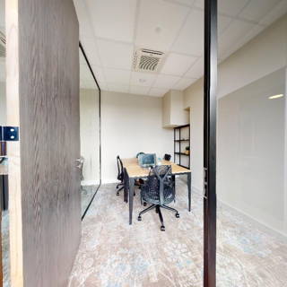 Bureau privé 10 m² 3 postes Location bureau Rue Saint-Etienne Lille 59800 - photo 1