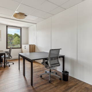 Bureau privé 14 m² 2 postes Coworking Rue Paul Langevin Aix-en-Provence 13290 - photo 1