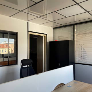 Bureau privé 13 m² 4 postes Coworking Rue des Émeraudes Lyon 69006 - photo 4