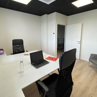 Bureau privé 13 m² 2 postes Coworking Rue Blaise Pascal Châteaubourg 35220 - photo 1