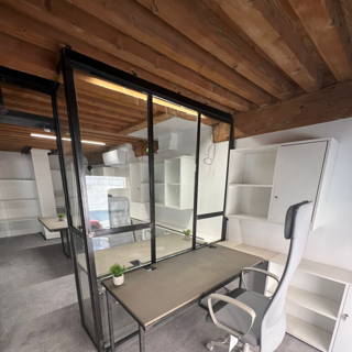 Bureau privé 20 m² 4 postes Coworking Rue Imbert-Colomès Lyon 69001 - photo 2