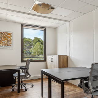 Bureau privé 13 m² 2 postes Coworking Rue Paul Langevin Aix-en-Provence 13290 - photo 1