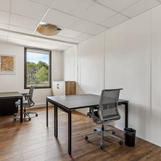 Bureau privé 15 m² 3 postes Location bureau Rue Paul Langevin Aix-en-Provence 13290 - photo 1