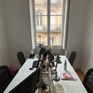 Bureau privé 12 m² 4 postes Location bureau Rue Judaïque Bordeaux 33000 - photo 1
