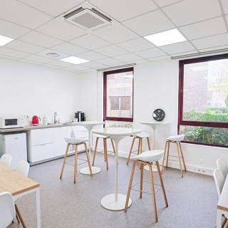 Bureau privé 24 m² 5 postes Coworking Rue Pereire Saint-Germain-en-Laye 78100 - photo 2